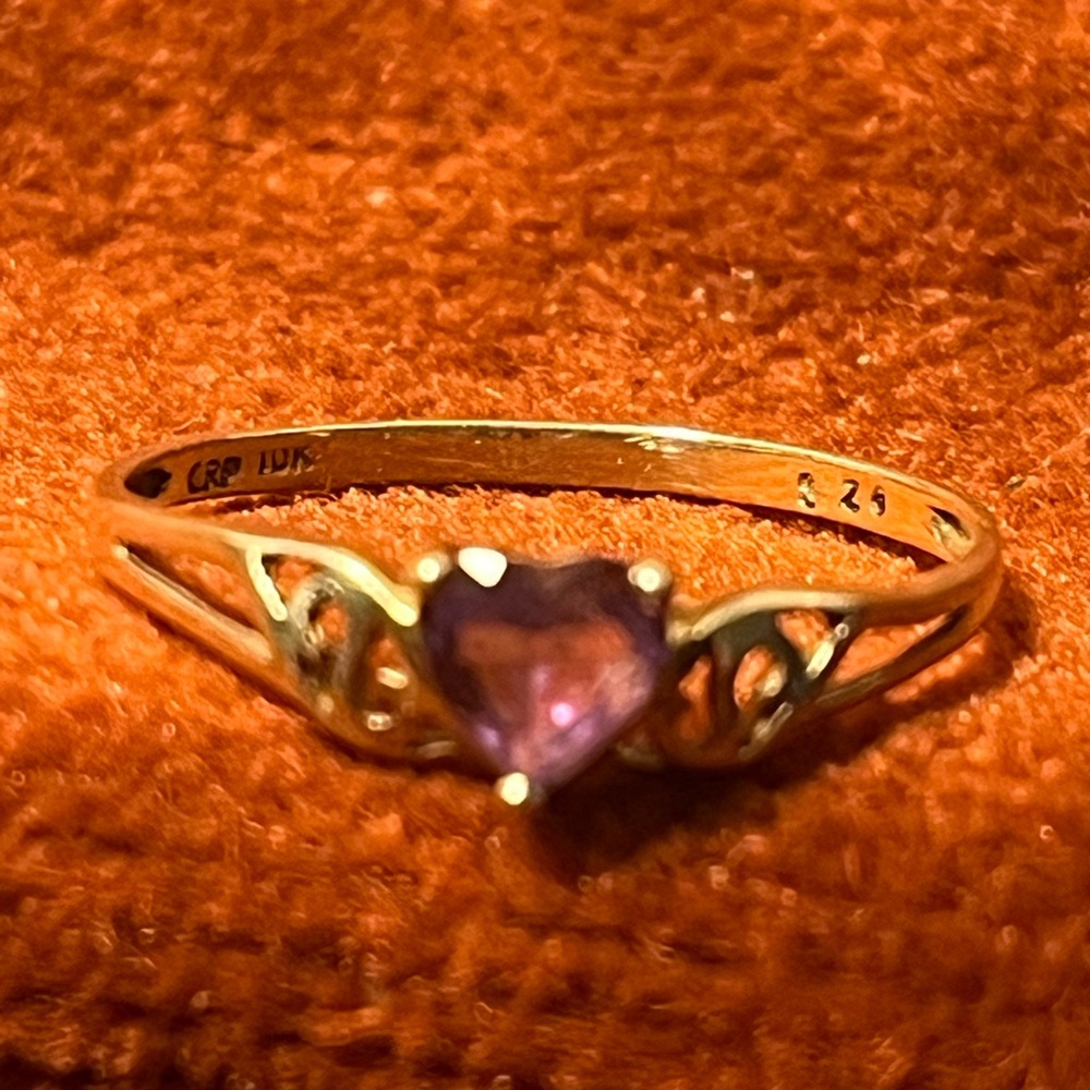 10K SZ 8 HEART AMETHYST SCROLLWORK VINTAGE RING - Picture 2 of 5